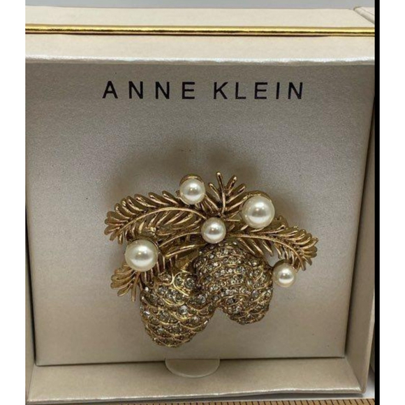 Anne Klein Gold Tone Pearl & Rhinestone Pinecone Brooch NIB - Picture 1 of 3